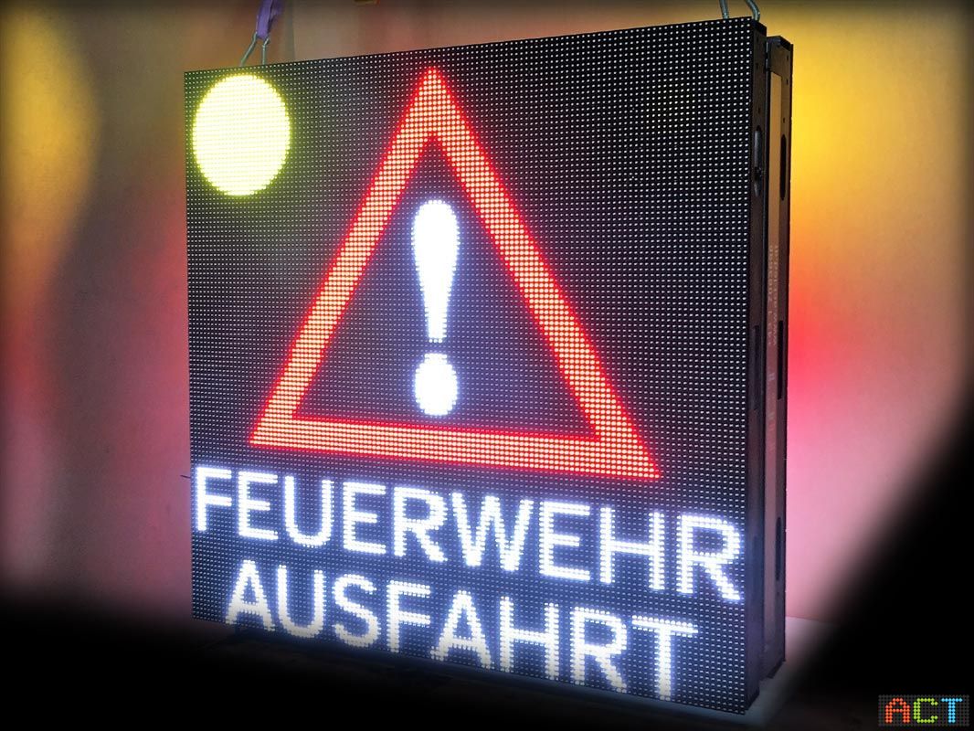 ACT GmbH LED-Displays - Elektronisches Feuerwehr Ausfahrt Schild produziert